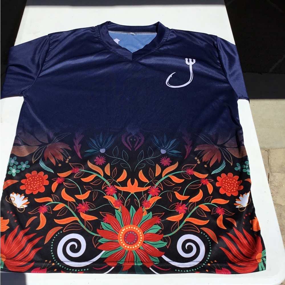 Reel wicked performance shirt long sleeve with flower design.  Size M